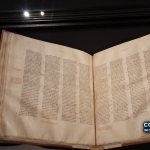 Codex Sinaiticus fotografado na vitrine da British Library, em Londres. Imagem de arquivo, ilustrativa; não mostra o projeto cabo-verdiano.