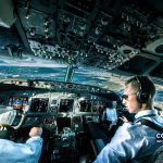 Arquivo — tripulação no cockpit de um Boeing 737 durante um voo comercial entre Oslo e Munique. A imagem é ilustrativa e não mostra participantes identificados no inquérito de 2026.