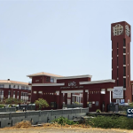 Edifício da Universidade de Cabo Verde, na Praia, em fotografia de arquivo de fevereiro de 2025. A imagem identifica a instituição e não mostra o seminário anunciado para 2026.