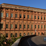 Imagem de arquivo — Palazzo Gallenga, em Perugia, identificado no Commons como sede da Universidade para Estrangeiros. A fotografia não mostra esta mobilidade.