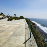 Praça do Presídio e praia de Fonte Bila, em São Filipe. Fotografia de arquivo de fevereiro de 2025; não mostra a queda de rochas nem a interdição atual.