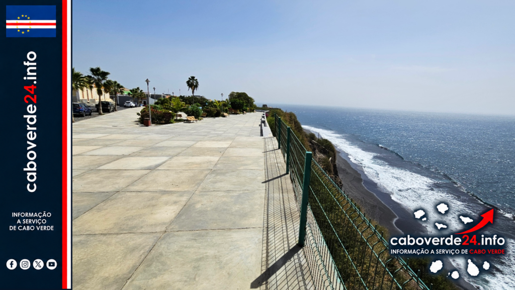 Praça do Presídio, em São Filipe, ilha do Fogo. Fotografia de arquivo de fevereiro de 2025; não mostra a queda de rochas nem a interdição atual.