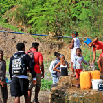 Arquivo — moradores recolhem água numa estrutura comunitária em Cabo Verde, em 10 de setembro de 2017. A fotografia ilustra o acesso à água e não mostra os poços abrangidos pelo memorando da Boa Vista.
