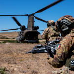 Arquivo — um CH-47F do Exército italiano durante o exercício CAEX I/2025, em junho de 2025. A fotografia não mostra o helicóptero nem o local do acidente na Bósnia-Herzegovina.