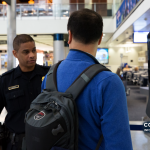 Arquivo — passageiro utiliza reconhecimento facial antes do embarque no aeroporto internacional de Houston, em 2018. A imagem não mostra participantes do inquérito da IATA nem um aeroporto de Cabo Verde.