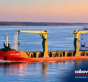 Senegal quer reforçar transporte marítimo com Cabo Verde, mas fica uma pergunta sobre a ligação inaugurada em 2025  “Empresários senegaleses discutiram novas oportunidades com a ENAPOR. Os encontros revelaram também um forte desequilíbrio comercial: em 2024, o Senegal exportou para Cabo Verde cerca de 160 vezes mais do que importou do arquipélago.”