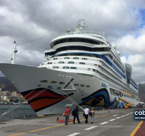 Arquivo — o AIDAsol atracado no porto de Santa Cruz de Tenerife, em 30 de janeiro de 2016. A imagem identifica o navio em contexto portuário, mas não documenta a chegada desta terça-feira ao Mindelo.