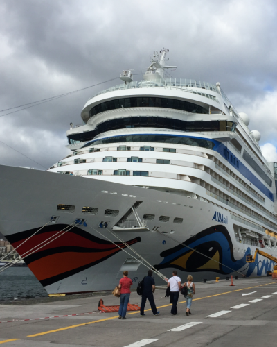 Arquivo — o AIDAsol atracado no porto de Santa Cruz de Tenerife, em 30 de janeiro de 2016. A imagem identifica o navio em contexto portuário, mas não documenta a chegada desta terça-feira ao Mindelo.