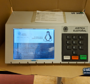 Urna eletrónica brasileira fotografada em 2018. Imagem de arquivo, não mostra a votação de 25 de outubro de 2026 nem um resultado eleitoral.