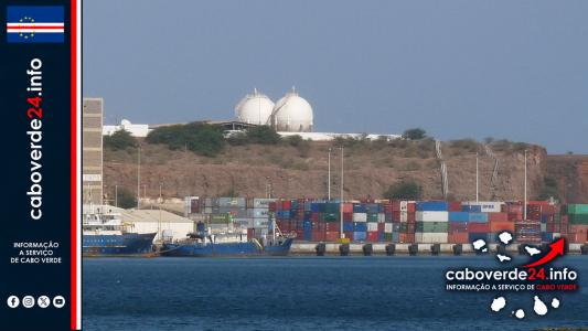 Arquivo — contentores e navios no Porto da Praia em fevereiro de 2012. A imagem não documenta a carga da Argélia nem identifica o porto de chegada.