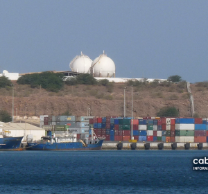 Arquivo — contentores e navios no Porto da Praia em fevereiro de 2012. A imagem não documenta a carga da Argélia nem identifica o porto de chegada.