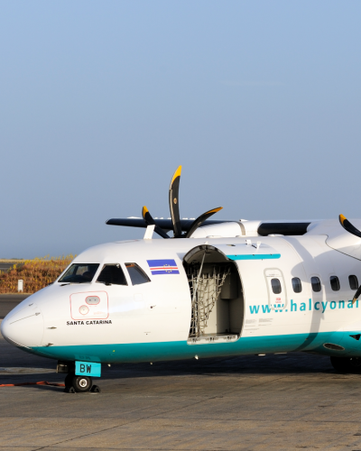 Aeronave ATR da companhia cabo-verdiana Halcyonair no Aeroporto Internacional Amílcar Cabral, no Sal, em fotografia de arquivo.