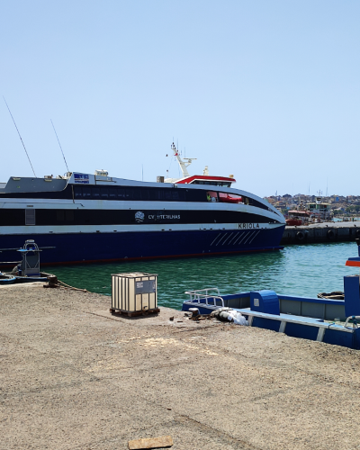 Arquivo — navio Kriola, da CV Interilhas, no Porto da Praia, em 31 de março de 2022. A imagem não documenta a viagem extraordinária anunciada para 29 de outubro de 2026.