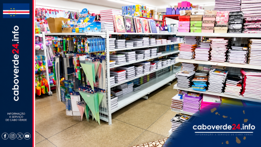 Quanto custa realmente preparar uma criança para o regresso às aulas? ​“Mochila, uniforme, cadernos e livros podem transformar o início do ano letivo numa despesa de vários milhares de escudos por criança. Uma conta simples mostra que mesmo um conjunto básico pode aproximar-se dos 3.000 escudos antes de incluir manuais e outros materiais.”