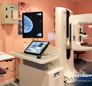 Cabo Verde anuncia três novos mamógrafos e chegada de até 30 médicos especialistas ​O reforço dos serviços de saúde previsto para 2027 inclui novos equipamentos para o diagnóstico do cancro da mama. O Governo pretende também aumentar a presença de especialistas nos hospitais e reduzir as transferências de pacientes para Portugal.