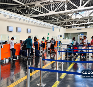 Turistas estrangeiros estão a encontrar o mesmo obstáculo em Cabo Verde — e a resposta aparece tarde demais ​“Relatos repetidos de viajantes mostram dificuldades em perceber onde encontrar e reservar os voos domésticos, precisamente quando querem organizar férias por várias ilhas.”