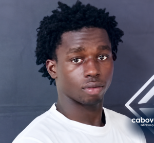 ​“Jogador chega da Guiné-Bissau e assinou por uma temporada, iniciando a primeira experiência fora do futebol do seu país.”