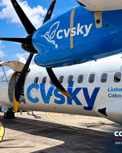 Novo avião da CVSky já foi entregue, mas só deverá chegar a Cabo Verde no final de outubro ​Companhia confirma a receção do primeiro de dois novos ATR 72-600 previstos para reforçar a frota interilhas. A aeronave seguirá agora para trabalhos de preparação antes de rumar ao arquipélago. ​Em 30 segundos ​✈️ A Linhas Aéreas de Cabo Verde, que opera sob a marca CVSky, confirmou a receção de um novo ATR 72-600. ​🇨🇻 O avião ainda não chegou a Cabo Verde: a chegada ao arquipélago está prevista para o final de outubro. ​💰 O Governo aprovou, a 29 de setembro, um aval do Estado até 3,7 milhões de dólares para a operação de locação da aeronave MSN 1829. ​🛫 O novo aparelho juntar-se-á aos dois ATR 72-600 já utilizados pela companhia, enquanto um ATR 72-200 adicional tem reforçado a operação. ​Da autorização financeira à entrega do avião ​A Linhas Aéreas de Cabo Verde (LACV), que opera comercialmente sob a marca CVSky, anunciou ter recebido o primeiro de dois novos aviões ATR 72-600 destinados ao reforço das ligações aéreas entre as ilhas. ​A confirmação representa uma nova etapa no processo de expansão da capacidade operacional da companhia. ​Até então, o passo mais recente formalizado em Cabo Verde era a autorização do Estado para garantir financeiramente a operação de locação da primeira aeronave. ​A novidade anunciada a 7 de outubro é que o avião já foi entregue à companhia. ​Isso não significa, contudo, que esteja já em Cabo Verde ou disponível para transportar passageiros. ​Chegada prevista para o final de outubro ​Segundo o comunicado da companhia, citado pela Lusa, a aeronave seguirá agora para trabalhos de preparação antes da sua deslocação para Cabo Verde. ​A chegada ao arquipélago está prevista para o final de outubro. ​Só posteriormente deverá ocorrer a sua integração efetiva na operação doméstica, dependendo dos procedimentos técnicos, administrativos e operacionais necessários. ​A data de entrada em serviço comercial ainda não foi anunciada. ​Há, portanto, três momentos diferentes neste processo: a entrega da aeronave, a chegada a Cabo Verde e o início dos voos comerciais. ​Governo aprovou aval até 3,7 milhões de dólares ​A operação tinha dado um passo decisivo no final de setembro. ​O Governo aprovou, em Conselho de Ministros, a 29 de setembro, a concessão de uma garantia soberana à LACV até ao montante máximo de 3,7 milhões de dólares. ​A decisão consta da Resolução n.º 110/2026, publicada no Boletim Oficial de 30 de setembro. ​O aval destina-se a garantir obrigações da companhia no contrato de locação operacional do ATR 72-600 com o número de série do fabricante MSN 1829. ​O Boletim Oficial identifica como contraparte contratual a AVAP Leasing (Atlantic) Pte. Ltd. Já o comunicado da companhia, citado pela Lusa, refere a operação de leasing com a Avation PLC, locadora a que está associada a AVAP Leasing. ​O aval estatal tem uma duração de oito anos, enquanto o contrato de locação da aeronave está previsto para 144 meses, equivalentes a 12 anos. ​Dois ATR 72-600 e um reforço adicional ​A CVSky dispõe de dois ATR 72-600, ambos com configuração para 74 passageiros. As duas aeronaves chegaram a Cabo Verde em setembro de 2025 e foram contratadas em leasing por oito anos junto da TrueNoord. ​A capacidade disponível foi entretanto reforçada com outra aeronave. ​Desde 12 de setembro, um ATR 72-200 da Global Aviation, com matrícula 5T-ZMS, tem sido utilizado pela CVSky para responder ao aumento da procura, sobretudo nas ligações através da Praia e de São Filipe. ​É, portanto, importante distinguir este reforço operacional do crescimento da frota de ATR 72-600 previsto pela companhia. ​Quando o novo ATR 72-600 chegar ao país e entrar em serviço, a CVSky passará a dispor de três aeronaves deste modelo. ​Há ainda um segundo ATR 72-600 previsto ​O reforço não deverá terminar com o MSN 1829. ​A documentação oficial prevê uma segunda fase da operação, relativa a outro ATR 72-600, identificado pelo número de série MSN 1830. ​A garantia estatal correspondente está prevista para o início de 2027, ficando dependente de nova autorização nos termos legais. ​Se as duas novas aeronaves forem efetivamente integradas, a CVSky poderá passar dos atuais dois para quatro ATR 72-600. ​Para os passageiros, porém, a questão essencial será perceber de que forma este aumento da capacidade se traduzirá em mais lugares disponíveis, maior regularidade das ligações e menor vulnerabilidade da operação quando uma aeronave estiver indisponível. ​Para já, o próximo marco é concreto: a chegada a Cabo Verde do primeiro avião deste novo reforço, prevista para o final de outubro. ​Caboverde24.info ​Fontes: LACV/CVSky, através de comunicado citado pela Lusa; Boletim Oficial de Cabo Verde; CVSky; aeroTELEGRAPH.