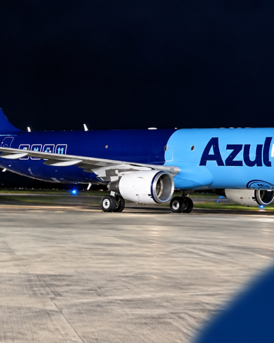 Novo cargueiro da Azul faz escala no Sal durante viagem da China para o Brasil ​“O terceiro Airbus A321 cargueiro destinado à Azul Logística passou pela ilha do Sal durante a sua viagem de entrega entre a China e o Brasil, depois de escalas no Uzbequistão e em Malta.”