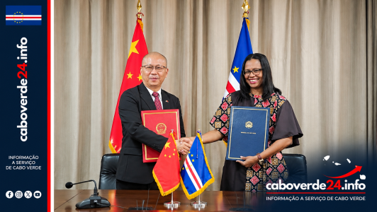 Aproximação de Cabo Verde à China gera reservas entre parceiros internacionais e reações nas redes sociais ​“Uma análise publicada esta quinta-feira, 8 de outubro, aponta reservas em meios diplomáticos perante a crescente cooperação entre Cabo Verde e a China. Novos acordos abrangem setores estratégicos, enquanto referências a Pequim surgem também nos comentários dos leitores nas redes sociais.”