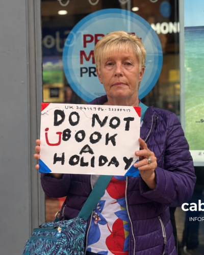 Turista protesta há 16 semanas contra a TUI após férias em Cabo Verde ​“Uma turista britânica mantém há 16 semanas um protesto diante de uma loja da TUI, depois de umas férias no Meliá Dunas, na ilha do Sal, que descreve como as “piores” da sua vida. A operadora afirma ter investigado a reclamação e oferecido uma compensação, posteriormente aceite pela cliente.”