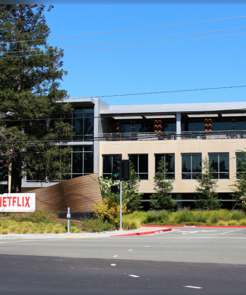 Edifício da Netflix em 101 Albright Way, Los Gatos, Califórnia. Fotografia de arquivo, captada em 2018; não documenta os despedimentos anunciados em outubro de 2026.