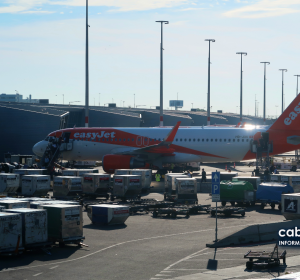 Arquivo — aviões Airbus A320 da easyJet fotografados no aeroporto de Amesterdão-Schiphol em 29 de setembro de 2026. A imagem não mostra o voo inaugural para o Sal.