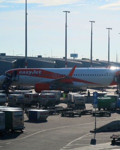 Arquivo — aviões Airbus A320 da easyJet fotografados no aeroporto de Amesterdão-Schiphol em 29 de setembro de 2026. A imagem não mostra o voo inaugural para o Sal.