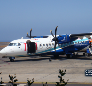 Arquivo — avião ATR da companhia cabo-verdiana TACV no Aeroporto Internacional da Praia, fotografado em 2009. A imagem ilustra a mobilidade internacional e não documenta uma aeronave, rota ou operação atual.