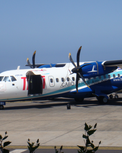 Arquivo — avião ATR da companhia cabo-verdiana TACV no Aeroporto Internacional da Praia, fotografado em 2009. A imagem ilustra a mobilidade internacional e não documenta uma aeronave, rota ou operação atual.