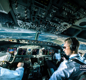 Arquivo — tripulação no cockpit de um Boeing 737 durante um voo comercial entre Oslo e Munique. A imagem é ilustrativa e não mostra participantes identificados no inquérito de 2026.