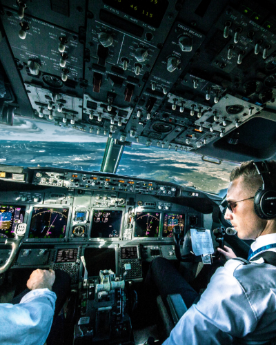 Arquivo — tripulação no cockpit de um Boeing 737 durante um voo comercial entre Oslo e Munique. A imagem é ilustrativa e não mostra participantes identificados no inquérito de 2026.