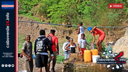 Arquivo — moradores recolhem água numa estrutura comunitária em Cabo Verde, em 10 de setembro de 2017. A fotografia ilustra o acesso à água e não mostra os poços abrangidos pelo memorando da Boa Vista.